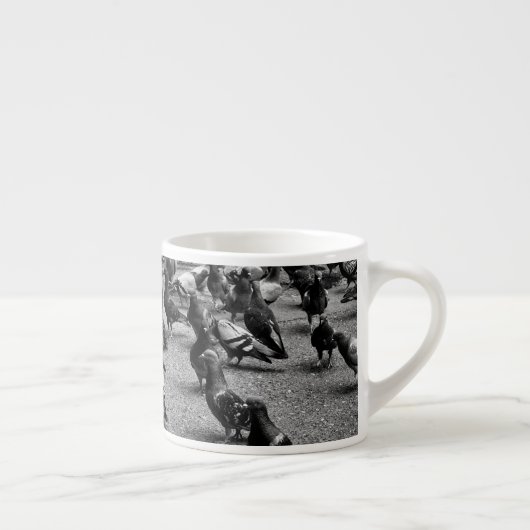 Schwarzweißfotografie vieler Tauben Espressotasse (Rechts)