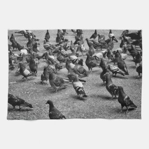 Schwarzweißfotografie vieler Tauben Geschirrtuch