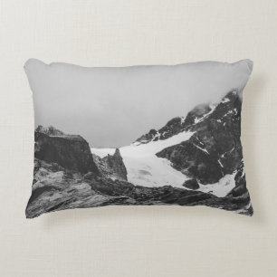 SCHWARZWEISSFOTOGRAFIE VON SCHNEEBEDECKTEM BERG DEKOKISSEN