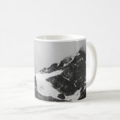 SCHWARZWEISSFOTOGRAFIE VON SCHNEEBEDECKTEM BERG KAFFEETASSE (VorderseiteRechts)