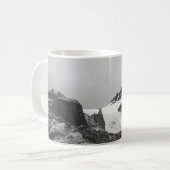 SCHWARZWEISSFOTOGRAFIE VON SCHNEEBEDECKTEM BERG KAFFEETASSE (Vorderseite Links)
