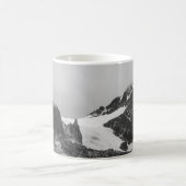 SCHWARZWEISSFOTOGRAFIE VON SCHNEEBEDECKTEM BERG KAFFEETASSE (Mittel)