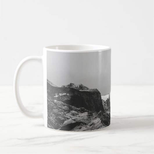 SCHWARZWEISSFOTOGRAFIE VON SCHNEEBEDECKTEM BERG KAFFEETASSE (Links)