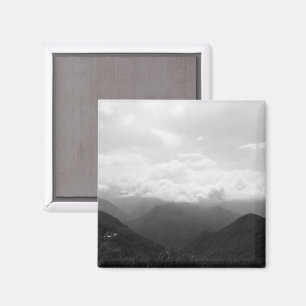 Schwarzweißfotografie von Wolken über den Hügeln Magnet