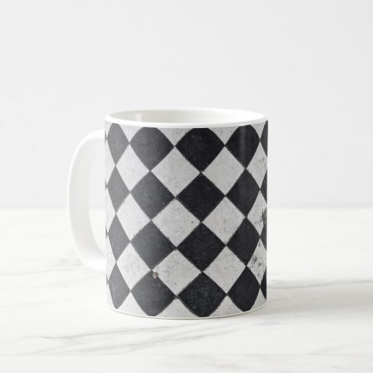 Schwarzweißharlequin-Grafik Kaffeetasse (Vorderseite Links)