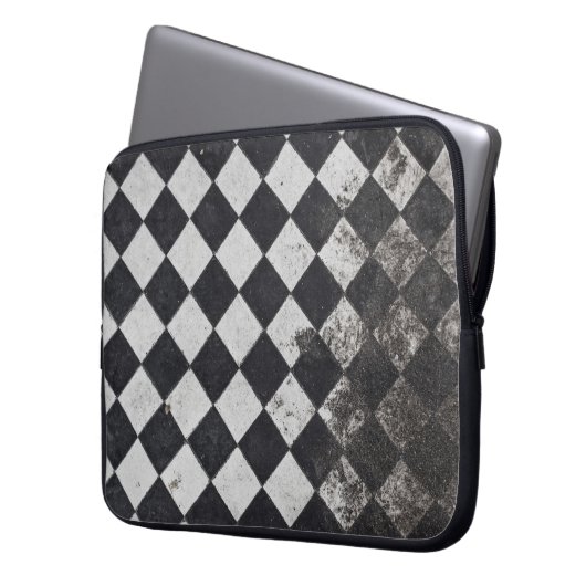 Schwarzweißharlequin-Grafik Laptopschutzhülle (Vorderseite Links)