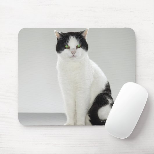 Schwarzweißkatze mit leuchtenden grünen Augen Mousepad (Mit Mouse)