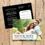 Schwarzweißklammer Modernes Foto Save the Date Ankündigungspostkarte<br><div class="desc">Moderne Vintage Foto Postkarte Hochzeit Speichern Sie das Datum. Das Design bietet Ihr Verlobung Foto mit einem eleganten Tab-Overlay und Platz für Ihren Hochzeitstag, Braut und Bräutigam vorne. Stilvolle Mischung aus traditioneller Schrift- und Schrifttypografie auf der Rückseite und ein trendiger, Vintager inspirierter Rahmen rund um die Adresse. Fügen Sie eine...</div>