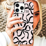 Schwarzweißmonogramm iPhone 16 Pro Max Hülle<br><div class="desc">Dress up your phone in style mit diesem schicken und trendigen rosa und schwarzen Handy Gehäuse! Mit einem spielerischen Muster von handgezeichnet Bögen und personalisiert mit Ihrem Monogramm ist dieser Fall die perfekte Mischung aus Mode und Funktion. Aus langlebigen Materialien gefertigt, um Ihr Telefon vor alltäglichen Stößen und Kratzern zu...</div>