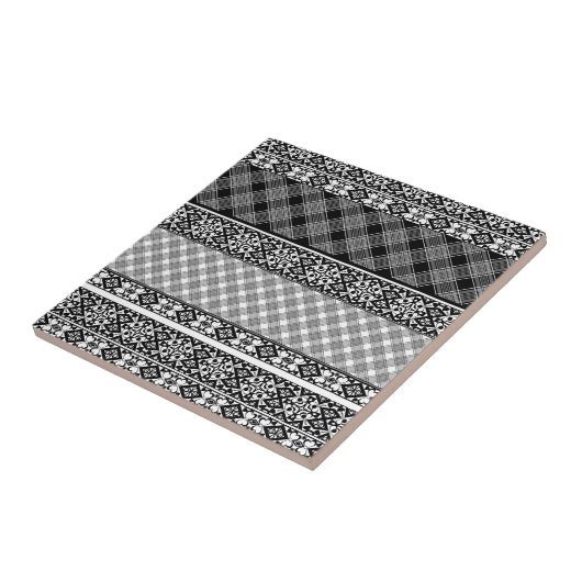 Schwarzweißpatchwork mit Spitze Fliese (Seite)