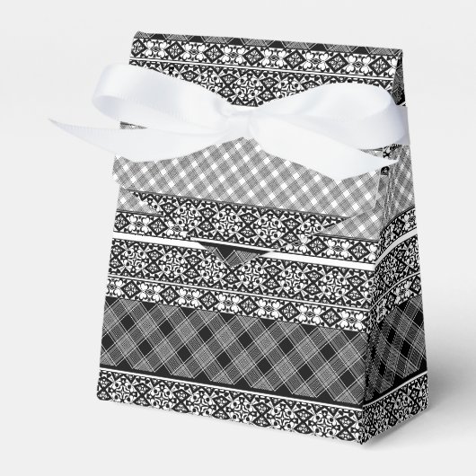 Schwarzweißpatchwork mit Spitze Geschenkschachtel (Vorderseite)