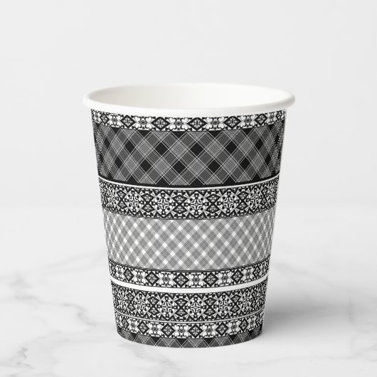 Schwarzweißpatchwork mit Spitze Pappbecher (Rückseite)