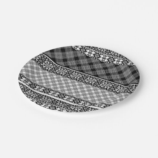 Schwarzweißpatchwork mit Spitze Pappteller (Schrägansicht)