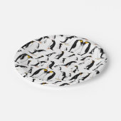 Schwarzweißpinguin-Muster Pappteller (Schrägansicht)