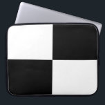 Schwarzweißrechtecke Laptopschutzhülle<br><div class="desc">Ein fett kariertes Muster aus zwei schwarzen und zwei weißen Rechtecken bildet dieses saubere digitale Design. Wenn Sie dem Design ein Monogramm oder Bild hinzufügen möchten,  klicken Sie auf die Schaltfläche "Anpassen!". Digitales Bild. Copyright © 2011 Claire E. Skinner. Alle Rechte vorbehalten.</div>