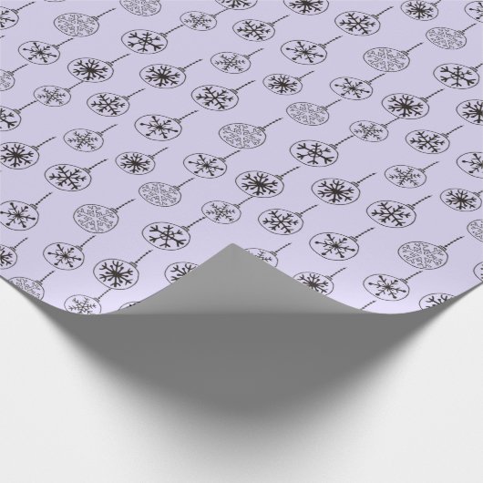 Schwarzweißschneeflocken Lila Weihnachten Geschenkpapier (Ecke)