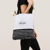 Schwarzweißstreifen und Monogramm Tasche (Von Nahem)
