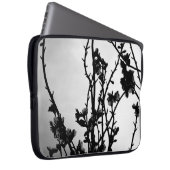 Schwarzweißzweige mit Blume Laptopschutzhülle (Vorne Rechts)
