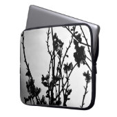 Schwarzweißzweige mit Blume Laptopschutzhülle (Vorderseite Links)