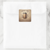 Schwebende Kaffeetasse mit Kaffeebohnen Quadratischer Aufkleber (Tasche)