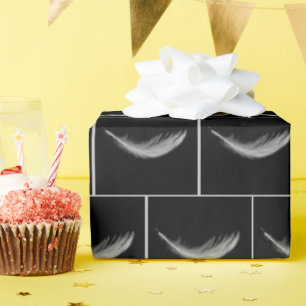 Schwebende weiße Feder auf Schwarz Geschenkpapier