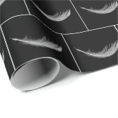 Schwebende weiße Feder auf Schwarz Geschenkpapier (Rolleneckpunkt)
