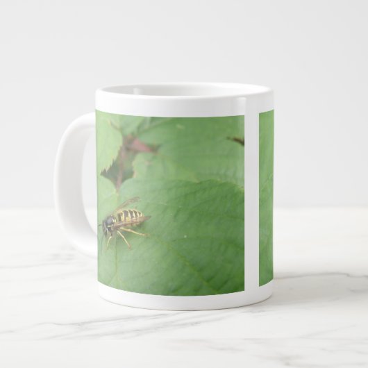 Schwebfliege auf einer Blatt-Tasse Jumbo-Tasse (Vorderseite Links)
