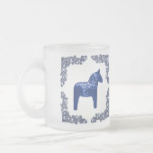 Schwede Bue Dala Pferd mit blauer Delft-Rolle Mattglastasse (Links)