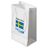 Schweden und die schwedische Flagge mit Ihrem Name Kleine Geschenktüte (Vorderseite Schrägansicht)