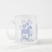Schwedisch Dala Horses Periwinkle Blue und White Mattglastasse (Links)
