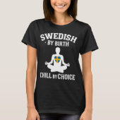 Schwedisch nach Geburt, Chill nach Wahl T-Shirt (Vorderseite)
