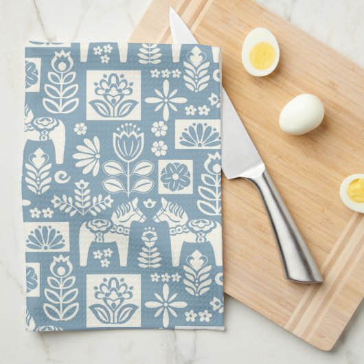 Schwedische Dala Horse Collage in Slate Blue Geschirrtuch (Viertel Falte)