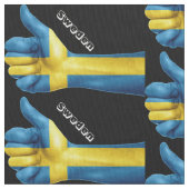 Schwedische Flagge auf der Hand Stoff (Nahaufnahme)