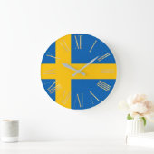 Schwedische Flagge mit römischen Goldnummern Große Wanduhr (Zuhause)
