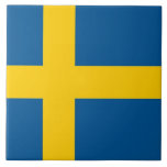 Schwedische Flaggenliste Fliese<br><div class="desc">Mit unserer exquisiten Kachel, die die Flagge Schwedens trägt, können Sie Ihren Platz noch weiter verbessern! Diese Kachel ist mit viel Liebe zum Detail gestaltet und zeigt stolz die ikonisch blaue und gelbe Flagge Schwedens. Die Fahne besteht aus einem blauen Feld mit einem gelben skandinavischen Kreuz, das sich bis zu...</div>