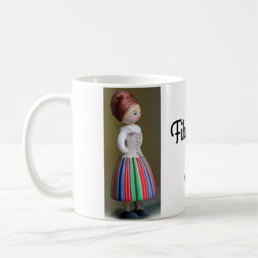 Schwedische Volkdräkter-Puppe auf Fika Kaffeetasse (Links)