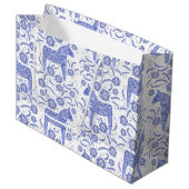 Schwedischer Dala Horse Blue und White Large Gift  Große Geschenktüte (Vorderseite Schrägansicht)