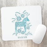 Schwedischer Dala Horse Individuelle Name Aquamari Mousepad<br><div class="desc">Ein traditionelles Dalapferd aus Schweden in aquamarinem Grün. Entfernen oder ändern Sie den Namen,  um ihn anzupassen.</div>