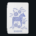 Schwedischer Dala Horse Individuelle Name Blue iPad Mini Hülle<br><div class="desc">Ein traditionelles Dalapferd aus Schweden. Entfernen oder ändern Sie den Namen,  um ihn anzupassen.</div>