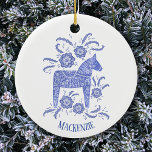 Schwedisches Dala Horse Personalisiert Blue White Keramik Ornament<br><div class="desc">Periwinkle blau-weiße Malerei eines schwedischen Dala Pferdes. Ändern oder entfernen Sie den Namen,  der angepasst werden soll.</div>