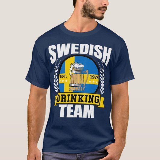 Schwedisches Getränketeam Funny Sweden Flaggenbier T-Shirt (Vorderseite)