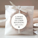 SCHWEET ENDE NEUE BEGINNUNG Herz Gastgeschenk Hoch Runder Aufkleber<br><div class="desc">Ein klassischer Black Danke You Wedding Sticker mit "A Sweet Ending to a New Beginning" in einem klassisch-modernen Schriftart. Sie können es einfach mit Ihren Namen und Hochzeitsdatum personalisiert.</div>