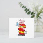 Schwein als Feuerwehrmann mit Schlauch Postkarte (Stehend Vorderseite)