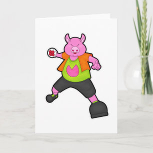Schwein als Handballspieler mit Handball Karte