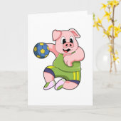 Schwein als Handballspieler mit Handball Karte (Gelbe Blume)