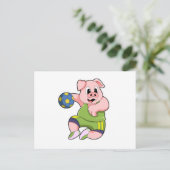 Schwein als Handballspieler mit Handball Postkarte (Stehend Vorderseite)