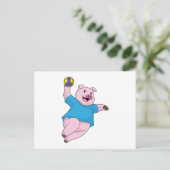 Schwein als Handballspieler mit Handball Postkarte (Stehend Vorderseite)