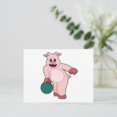 Schwein beim Bowling mit Bowlingkugel Postkarte (Stehend Vorderseite)