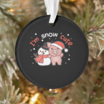 Schwein ich bin Schnee Niedlich Snowman Snow Pun Ornament<br><div class="desc">niedliches Schwein mit Schneemann Ich bin Schnee niedlich - ein Schneeball für Winter und Weihnachten. Ein Weihnachtsgrüßen in der kalten Jahreszeit für die Ferien. Weihnachtsschwein mit Schneemann.</div>
