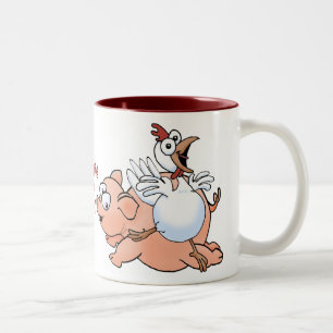 Schwein und Huhn, die mit Freude springen! Zweifarbige Tasse